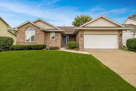 15094 Summit Dr, Clive, IA 50325