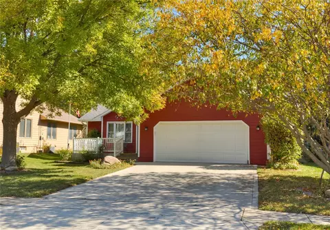 855 4th St, Waukee, IA 50263