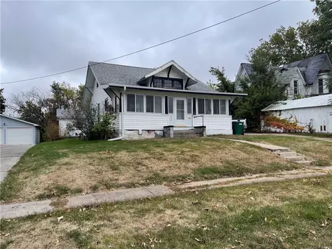 902 10th St, Corning, IA 50841