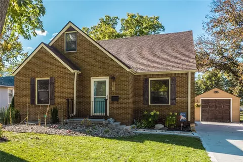 2610 50th St, Des Moines, IA 50310