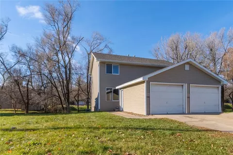 42084212 50th St, Des Moines, IA 50310