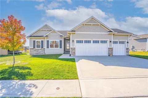 7916 NW 95th St, Johnston, IA 50131