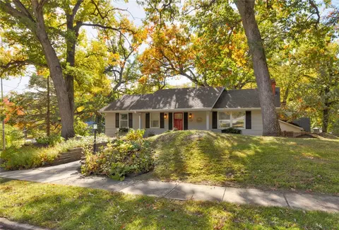144 Lincoln Place Dr, Des Moines, IA 50312