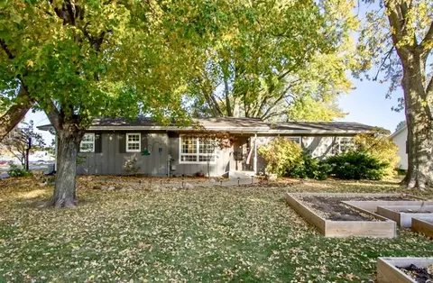 234 E 9th St, Pella, IA 50219