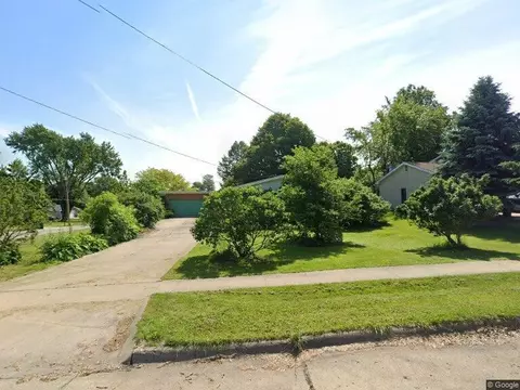 2735 Carole Cir, Urbandale, IA 50322