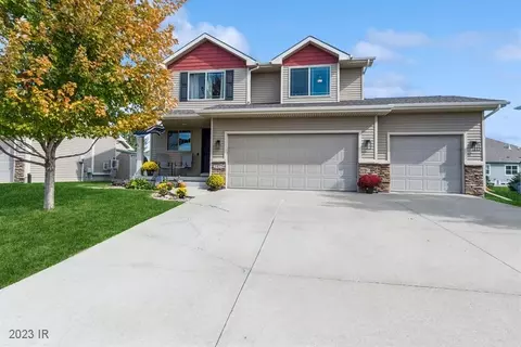 2415 SE Stone Prairie Dr, Waukee, IA 50263