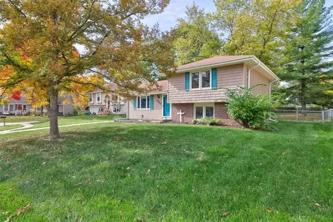 2220 Camelot Ct, Altoona, IA 50009