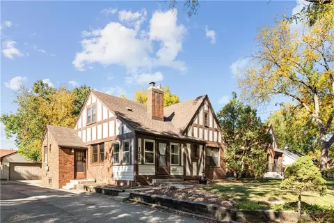 1056 39th St, Des Moines, IA 50311