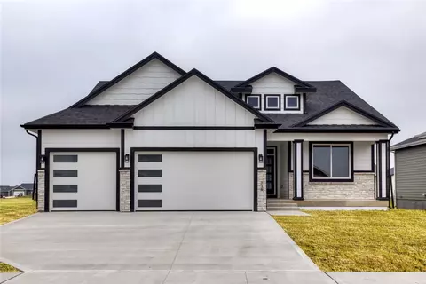 716 NE Doe Pointe Dr, Ankeny, IA 50021