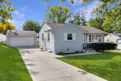 7210 Maryland Dr, Urbandale, IA 50322