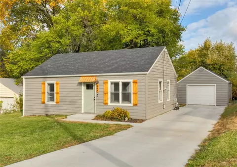 446 Hart Ave, Des Moines, IA 50315