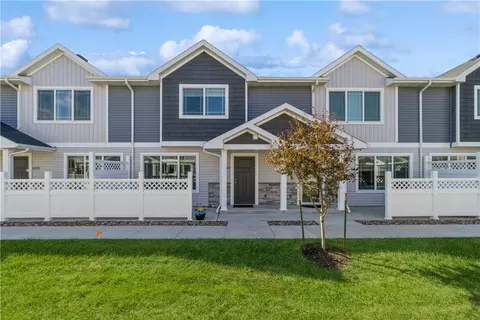6129 Bradford Ln, Johnston, IA 50131