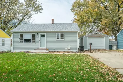207 E 19th St S, Newton, IA 50208