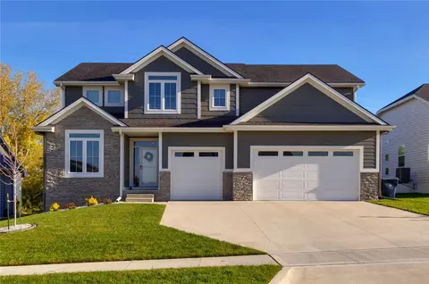 15017 Walnut Meadows Dr, Urbandale, IA 50323