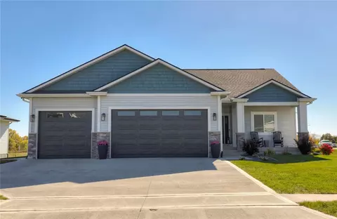 9190 Cody Dr, West Des Moines, IA 50266