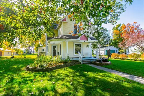 106 3rd St NW, Mitchellville, IA 50169