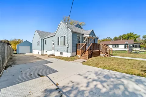 2406 E 40th Ct, Des Moines, IA 50317