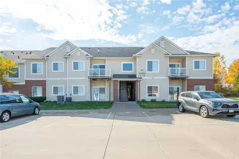 10310 Essex Dr #5, Johnston, IA 50131