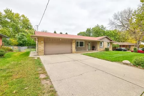 2731 Lynner Dr, Des Moines, IA 50310