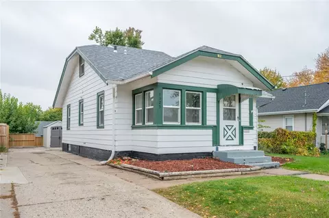 1325 N 4th Ave E, Newton, IA 50208