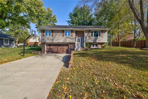 1542 Elmwood Dr, Pella, IA 50219