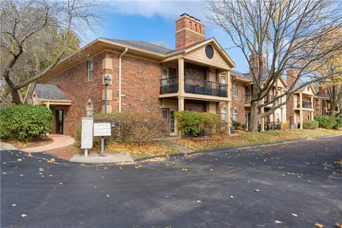 1209 50th St #6, West Des Moines, IA 50266