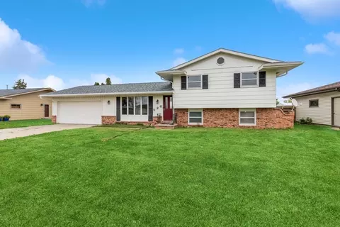 520 Preston Dr, Huxley, IA 50124