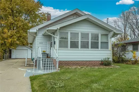 1422 E Pleasant View Dr, Des Moines, IA 50320