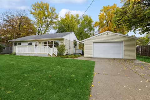 7010 Roseland Dr, Urbandale, IA 50322