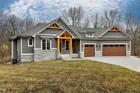 1240 NE 52nd St, Des Moines, IA 50313