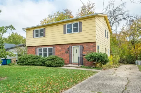 7715 Dellwood Dr, Urbandale, IA 50322