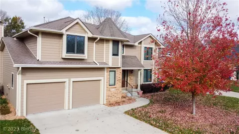 9415 Hammontree Dr, Urbandale, IA 50322