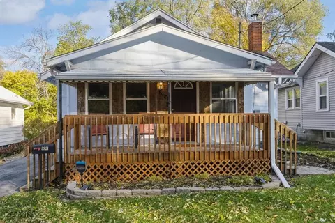 3921 Cambridge St, Des Moines, IA 50313