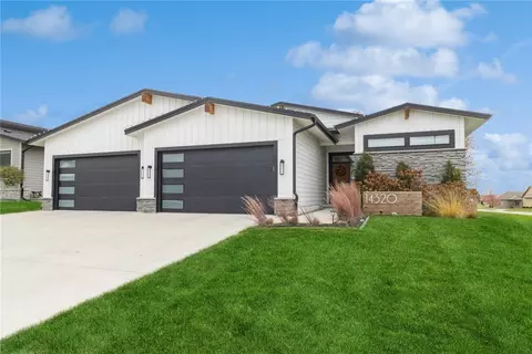 14320 Sutton Dr, Urbandale, IA 50323