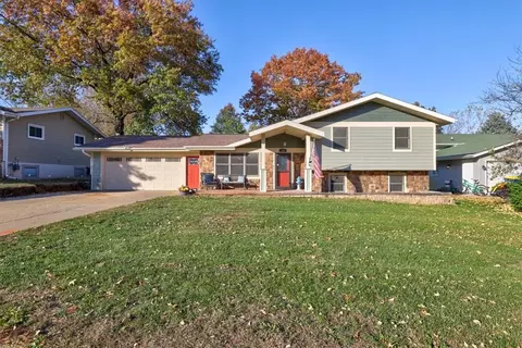 100 Independence St, Pella, IA 50219