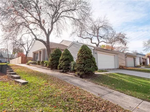 8304 Twana Dr, Urbandale, IA 50322