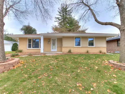 4025 83rd St, Urbandale, IA 50322