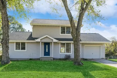 2220 Norwood Dr, Norwalk, IA 50211
