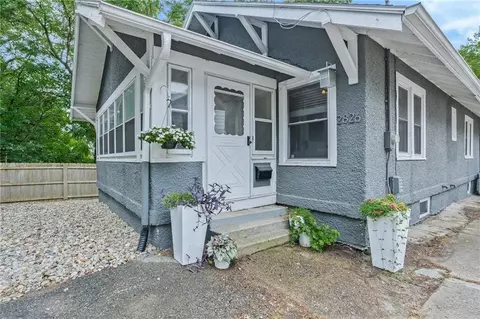 2826 Rollins Ave, Des Moines, IA 50312