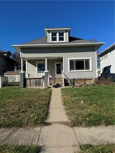 223 S 8th St, Chariton, IA 50049