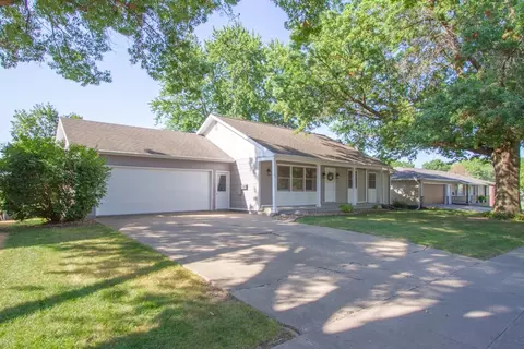 311 Cedar Dr, Pella, IA 50219