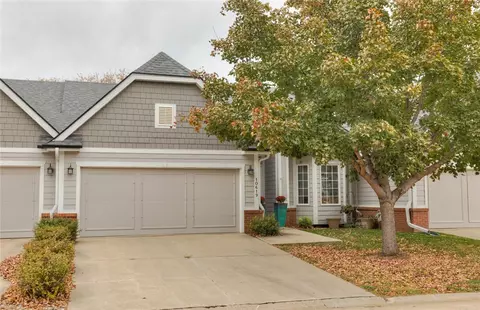 10619 Oakwood Dr, Urbandale, IA 50322