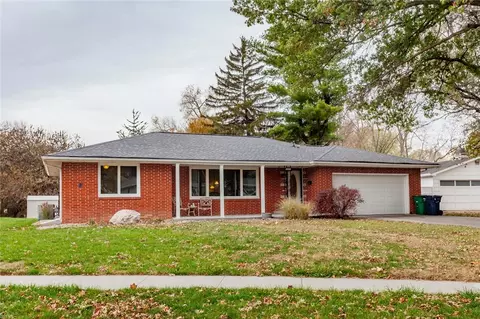 3220 Ashwood Dr, Urbandale, IA 50322