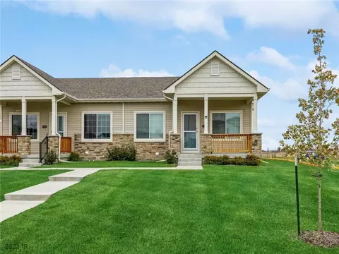 9824 Regatta Ln, Johnston, IA 50131