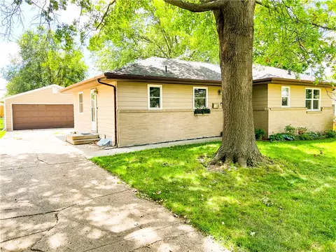 7306 Palm Dr, Urbandale, IA 50322