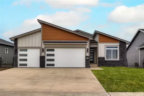 724 NE Doe Pointe Dr, Ankeny, IA 50021
