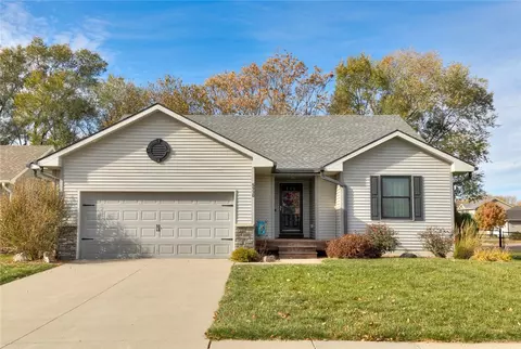 5930 NW 51st St, Johnston, IA 50131