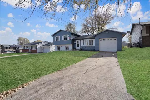 1111 N 10th Ave E, Newton, IA 50208