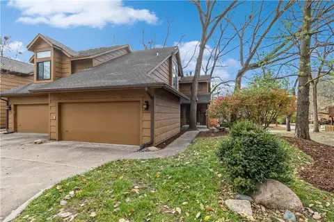 7027 Oak Brook Dr, Urbandale, IA 50322