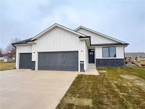 6020 Martin Dr, Pleasant Hill, IA 50327